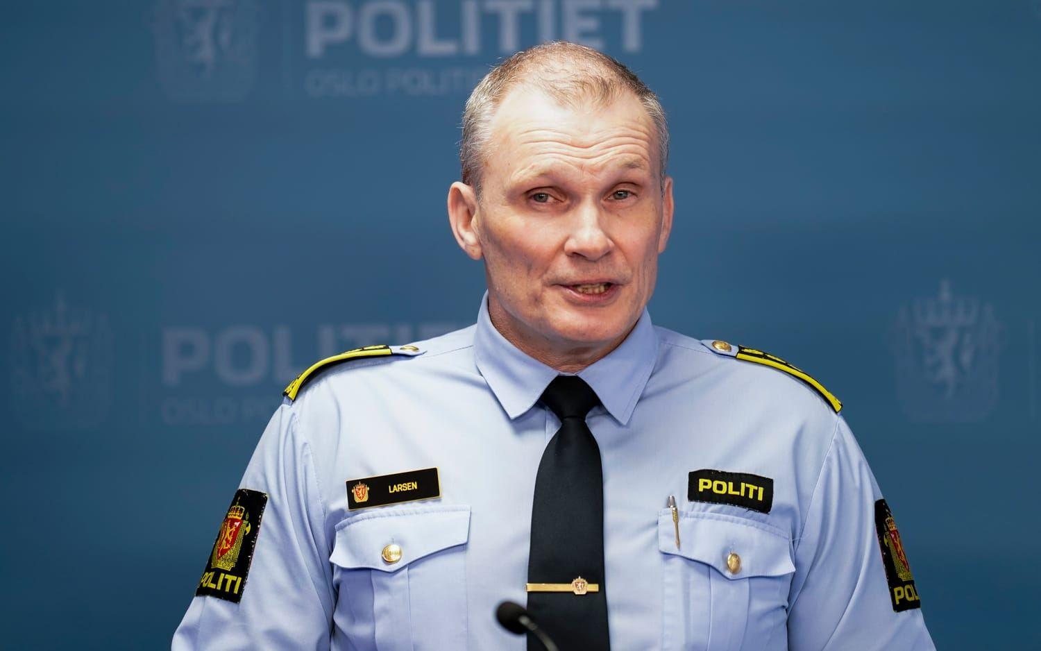 Frode Larsen, som leder polisens utrednings- och underrättelsetjänst, på en presskonferens på söndagen efter explosionen som inträffat vid USA:s ambassad i Oslo.