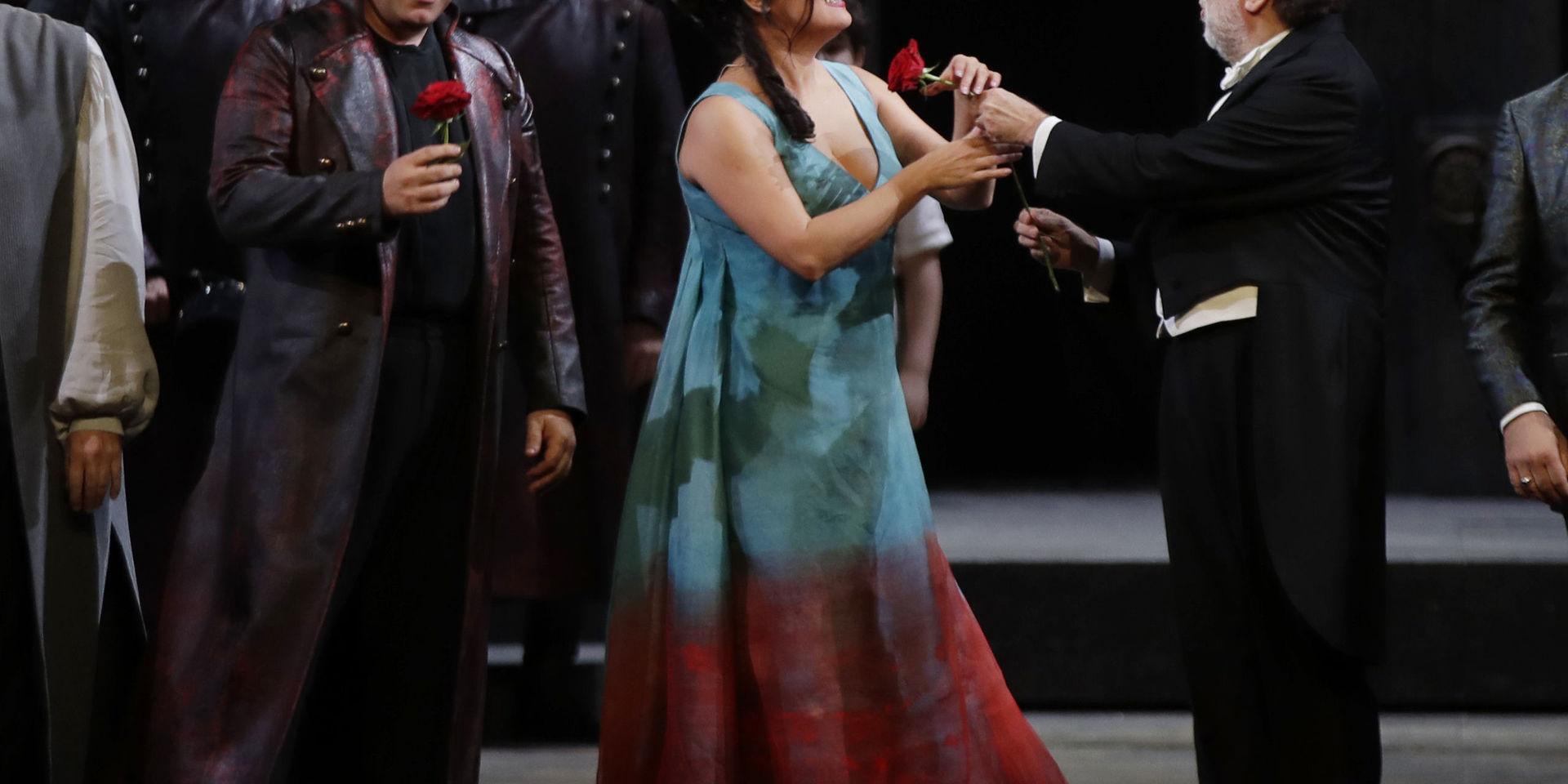 Den ryska sopranen Anna Netrebko får en röd ros av dirigenten Riccardo Chailly efter Giacomo Puccini&apos;s opera &quot;Tosca&quot; i Milano.