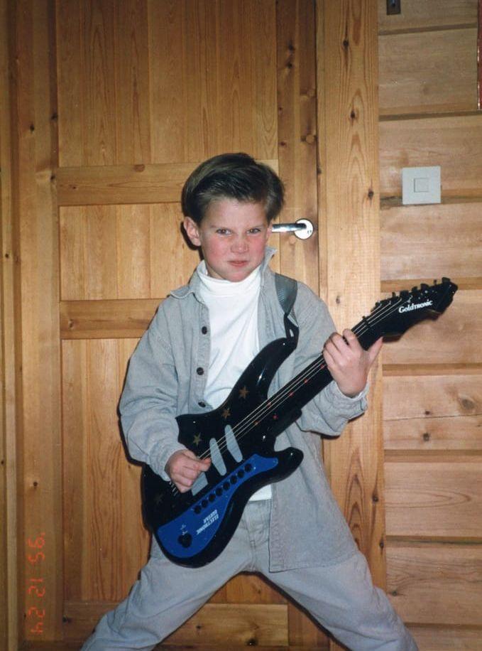 Hårda bud. Enligt Robin Bengtsson väcktes musikintresset när han fick en akustisk gitarr i present när han gick i sexan. Den här bilden tagen på julafton 1995, då Robin var 5 år, visar att artisteriet grydde ännu tidigare. Bild: Privat.