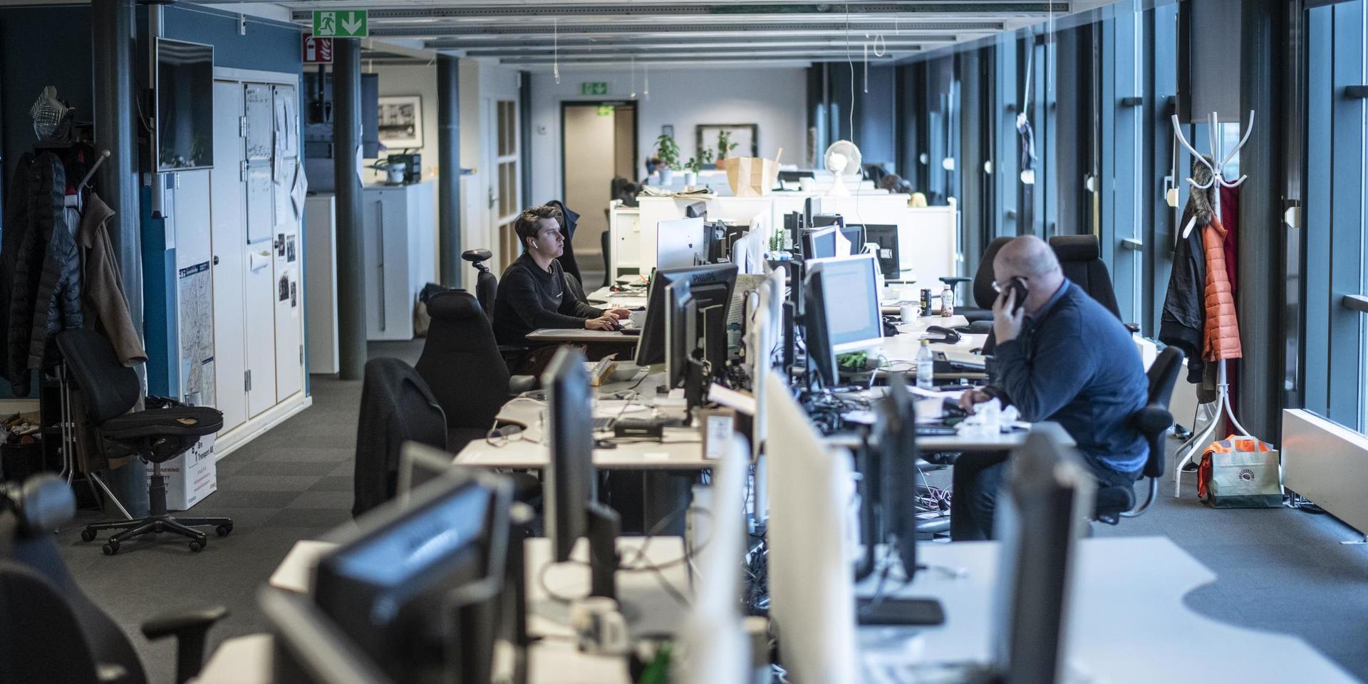 Runt desken sitter numera endast ett fåtal journalister. De allra flesta på Göteborgs-Posten arbetar hemifrån. 