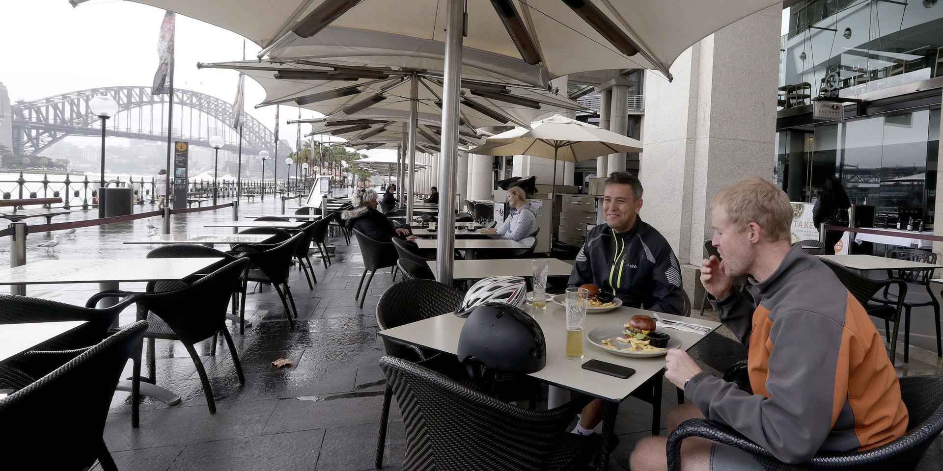 I Sydney börjar folk åter gå på restaurang, efter att de hårda virusrestriktionerna börjat lätta. 