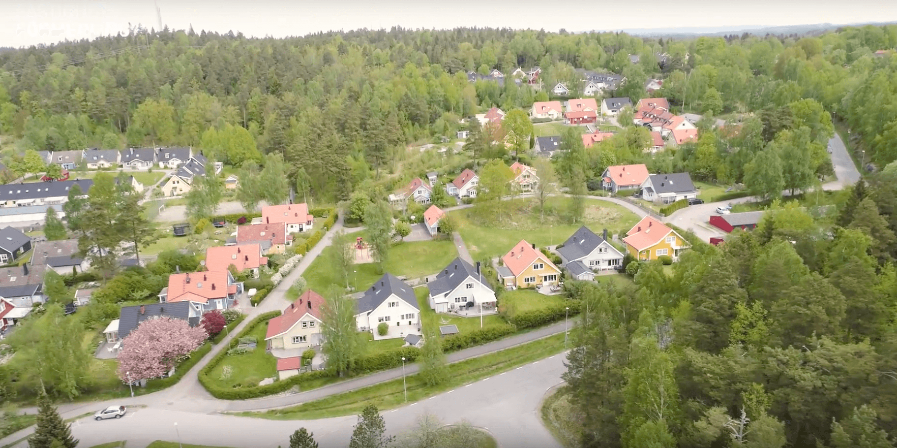 Stillbild från en av filmerna som Svensk Fastighetsförmedling i Lerum har. <a href="https://www.svenskfast.se/hus/vastra-gotaland/lerum/floda/floda/uddared/enbarsvagen-4/167698">Klicka här för att se hur filmerna ser ut.</a>