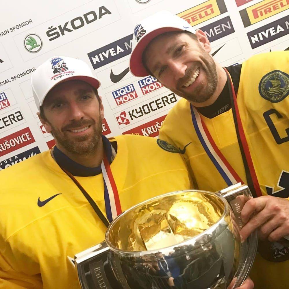 Joel och Henrik Lundqvist firade guldet tillsammans. Bild: Johan Rylander.