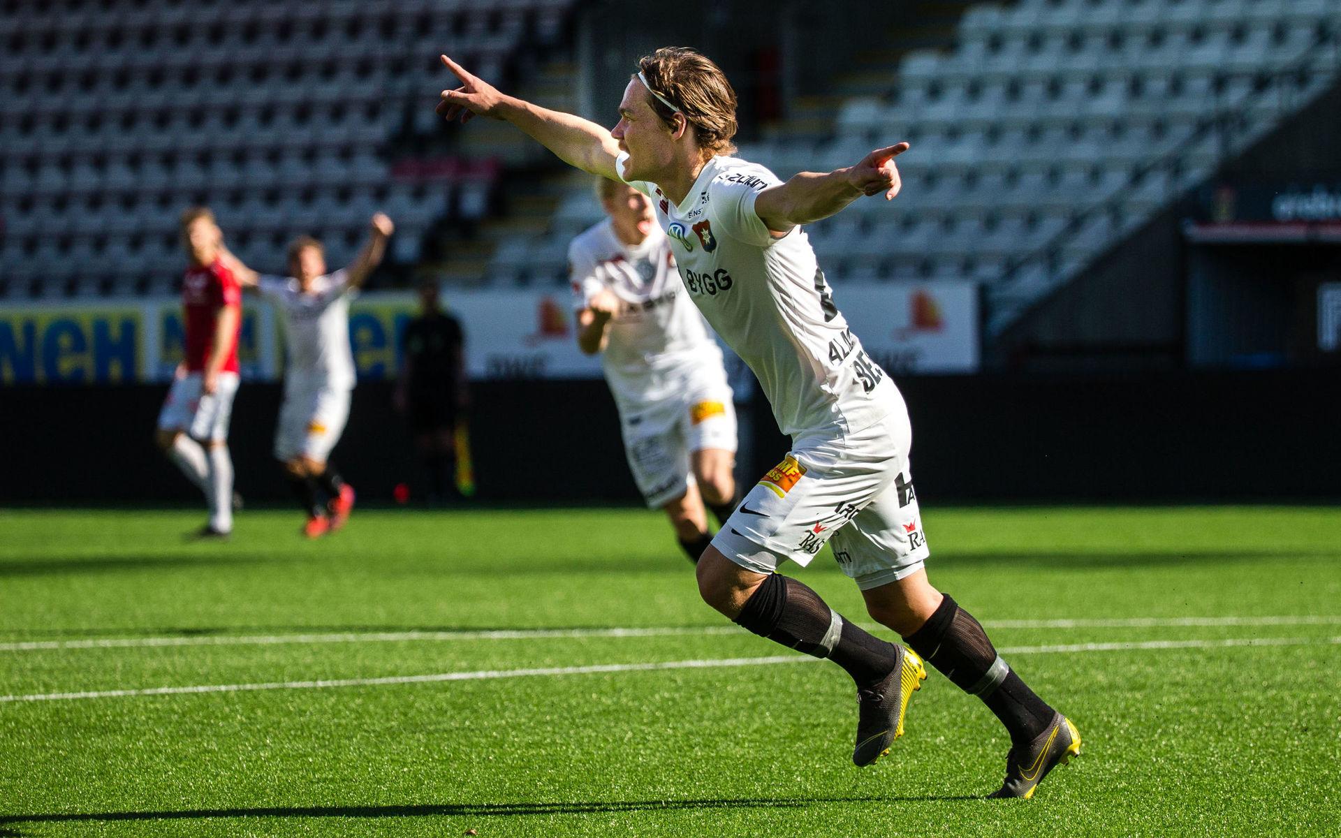 Filip Almström Tähti jublar efter det avgörande 1-2-målet. 