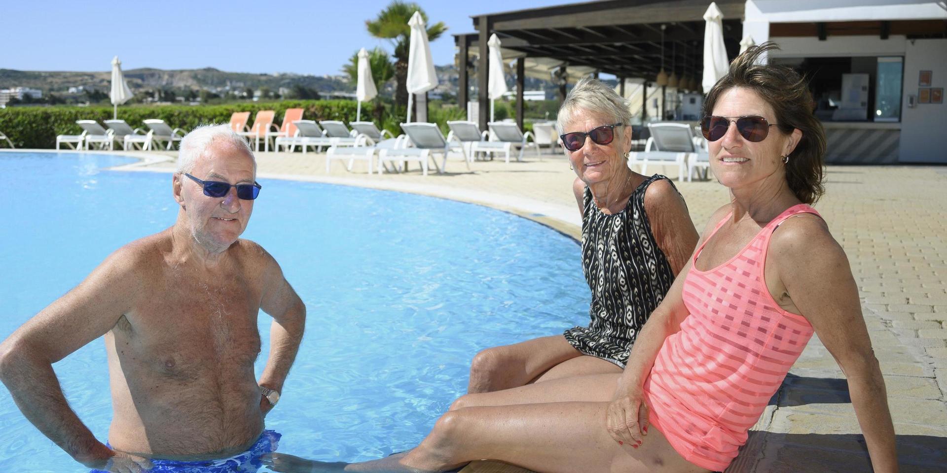 Nils och Ingrid Åhlund, 75 och 76, är på semester tillsammans med dottern Åsa Nyhus och hennes familj. Att valet föll på Grekland handlade om en kombination av bra pris på resan och relativt låg smittspridning på Rhodos.
