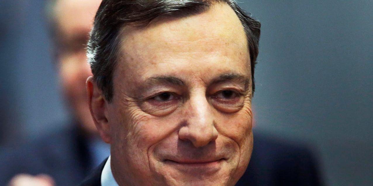 ECB-chefen Mario Draghi och hans direktion väntas trots tecken på en konjunkturinbromsning fasa ut ECB:s stödköpsprogram till årsskiftet. Arkivbild