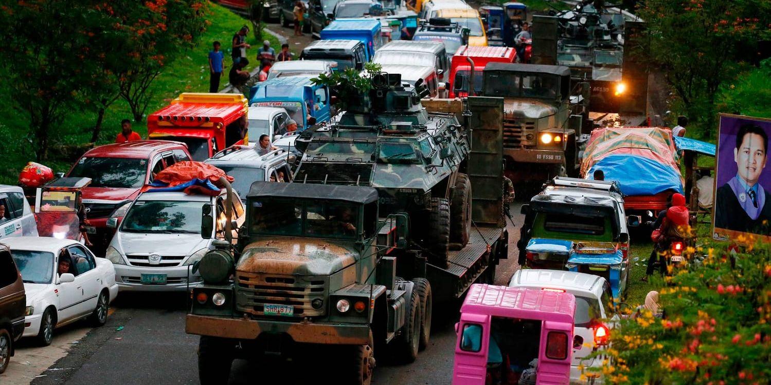 Köerna från Marawi är kilometerlånga när människor försöker fly från staden.