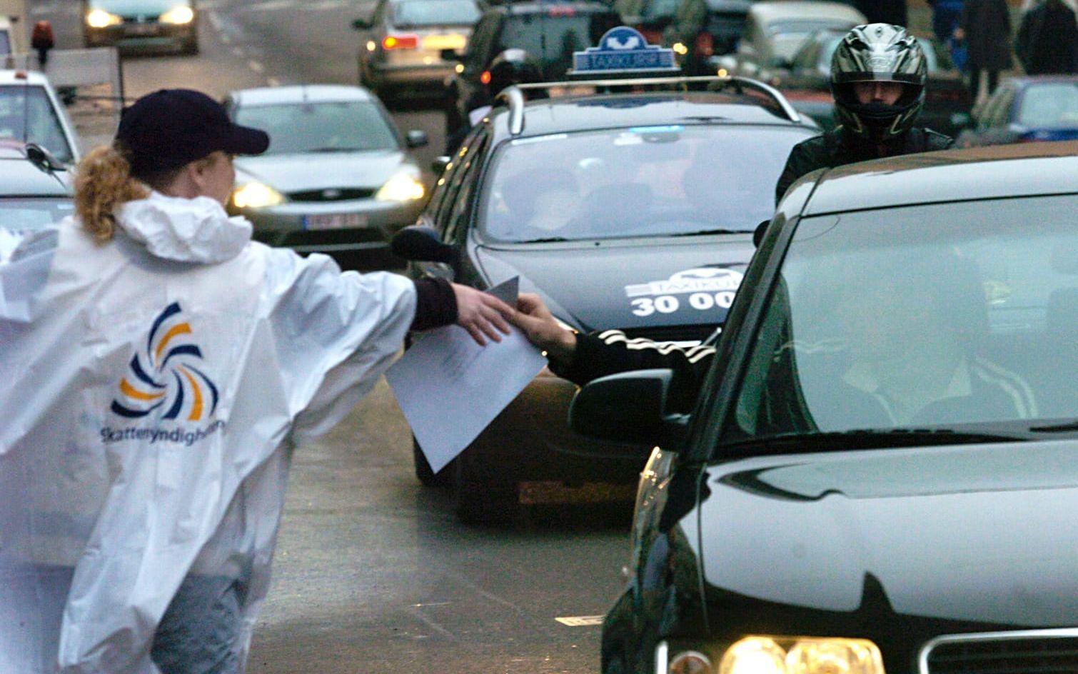 Bilister lämnar in deklarationen i sista minuten våren 2004. Arkivbild. 