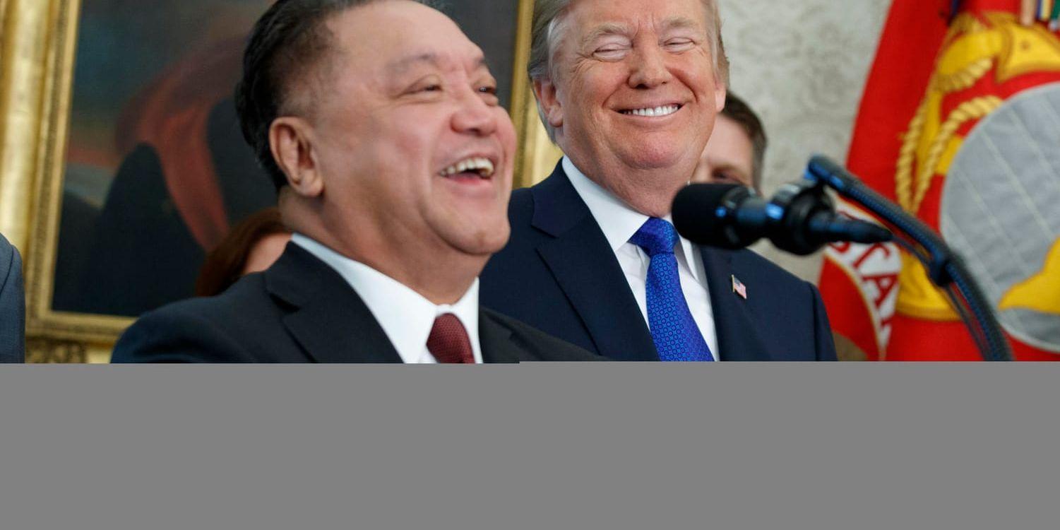 Broadcoms vd Hock Tan tillsammans med USA:s president Donald Trump. Arkivbild.