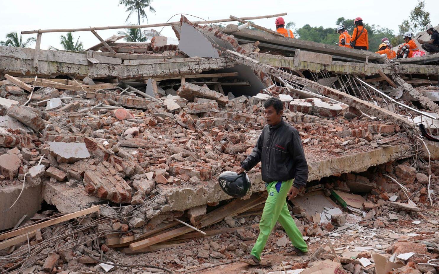 Flera efterskalv har följt på jordbävningen, vilket gör det svårt för räddningsarbetare att ta sig fram.