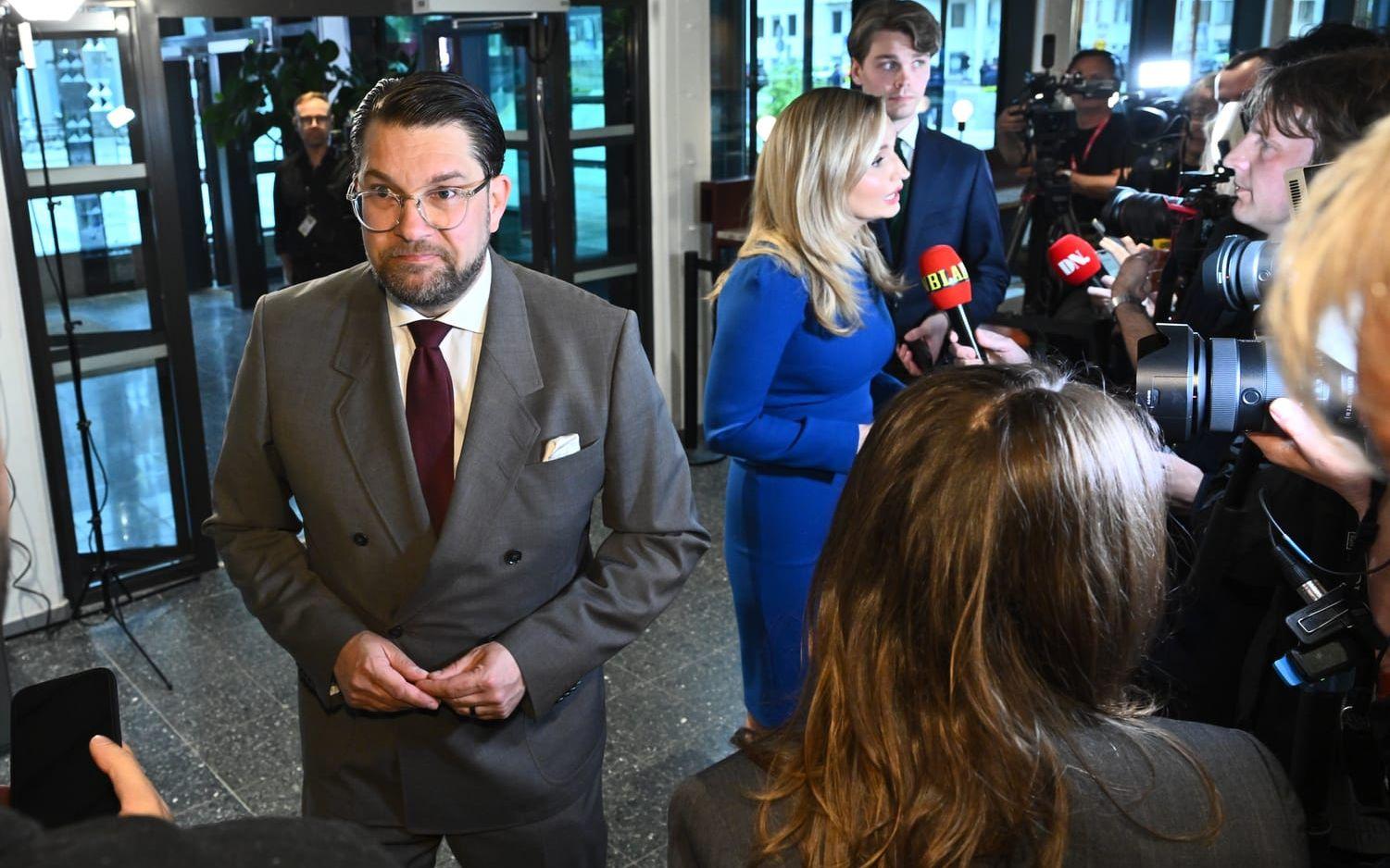 En demonstration mötte partiledarna – här Jimmie Åkesson (SD) och Ebba Busch (KD) – utanför tv-huset i Stockholm.