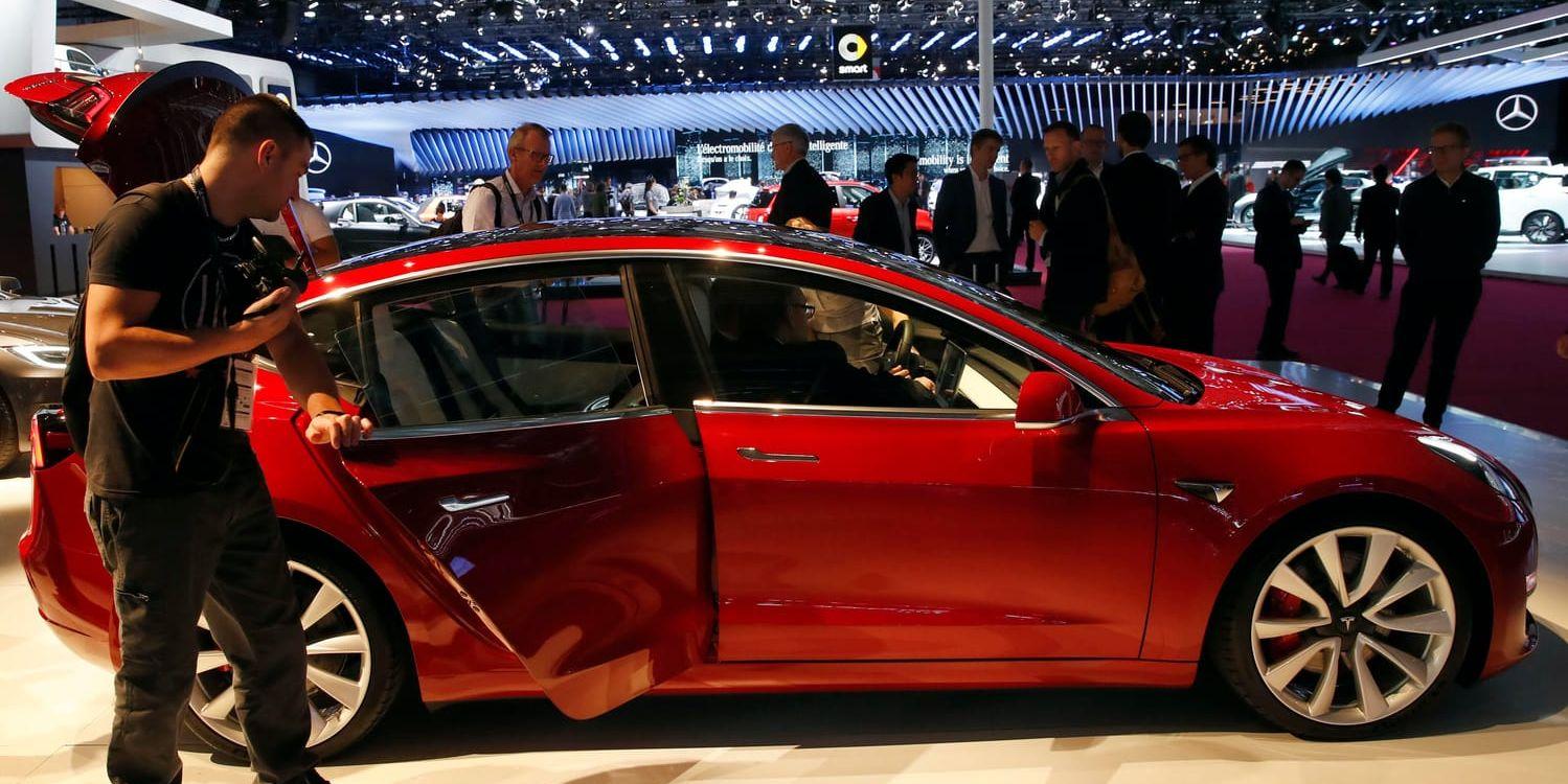 Teslas Model 3 på podiet på årets bilmässa i Paris. På Europas gator syns Model 3 dock ännu inte, leveranserna utanför Nordamerika kommer igång först nästa år.