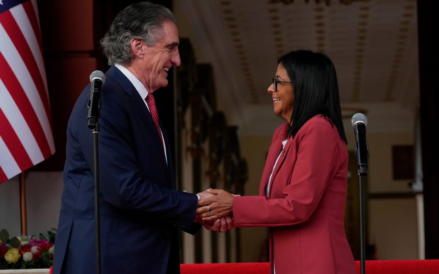 USA:s inrikesminister Doug Burgum och Venezuelas interimsledare Delcy Rodríguez möttes på onsdagen.