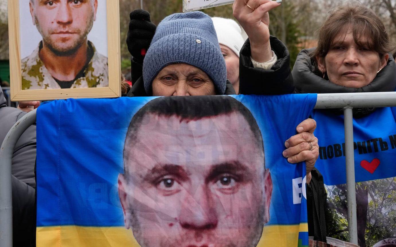 Bild från ett fångutbyte mellan Ryssland och Ukraina den 11 april i år.