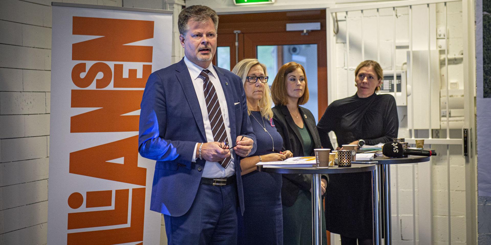 Axel Josefson (M), Helene Odenjung (L), Emmyly Bönfors (C), Elisabet Lann (KD ) presenterar alliansens förslag till budget.