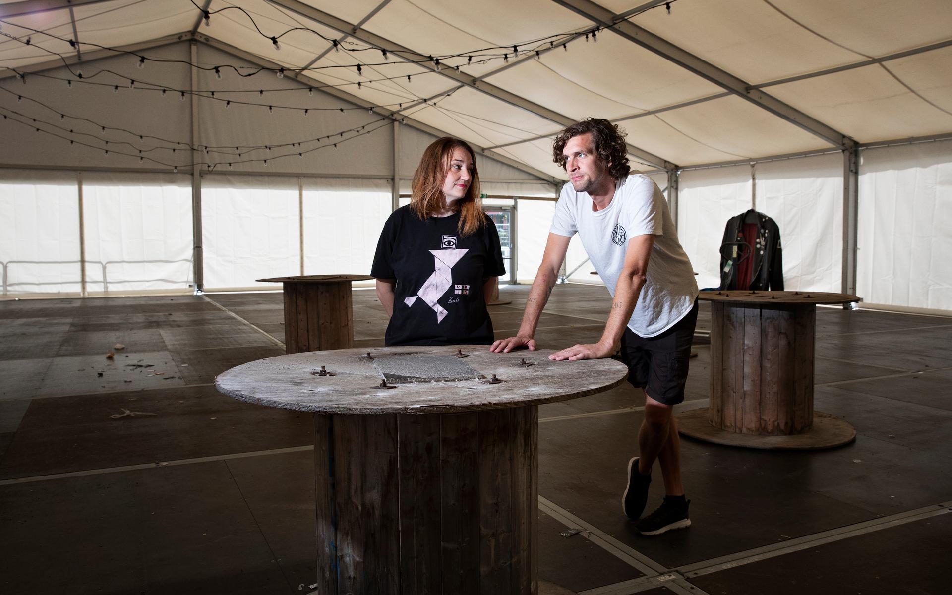 Johanna Beckman och Calle Thorell på plats i det tält som ska fungera som bland annat servering och quiz-lokal.