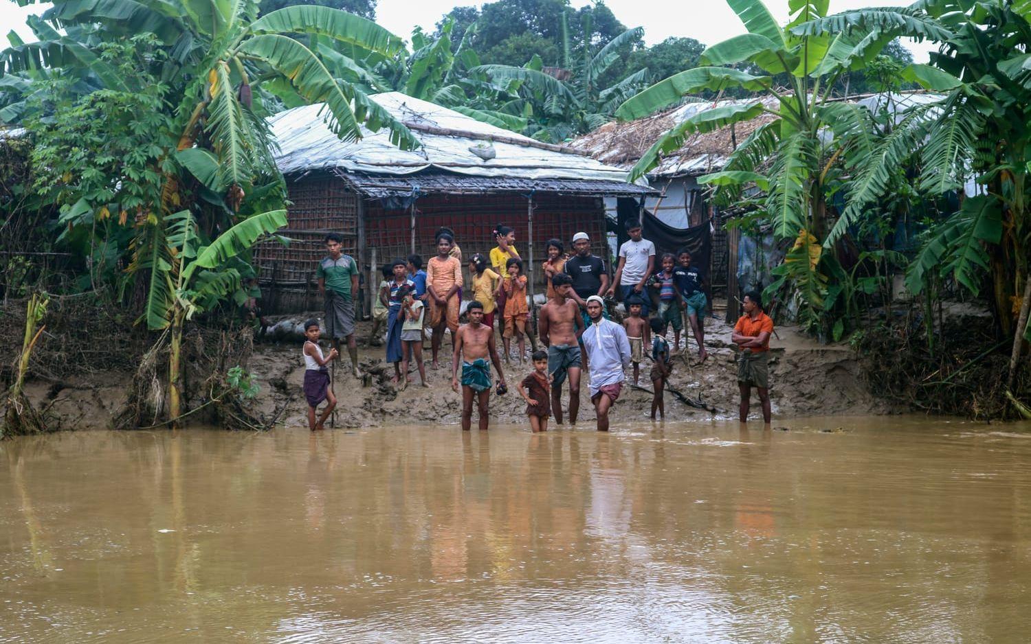 Rohingyer i ett flyktingläger i Kutupalong i Bangladesh under en översvämning i juli 2021.