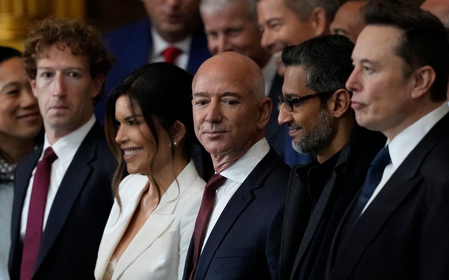 USA:s techledare tituleras av vissa som ett slags oligarker sedan de börjat visa stor samarbetsvilja med regeringen. Här står Mark Zuckerberg, Jeff Bezos, Sundar Pichai och Elon Musk på rad vid Donald Trumps installation den 20 januari.