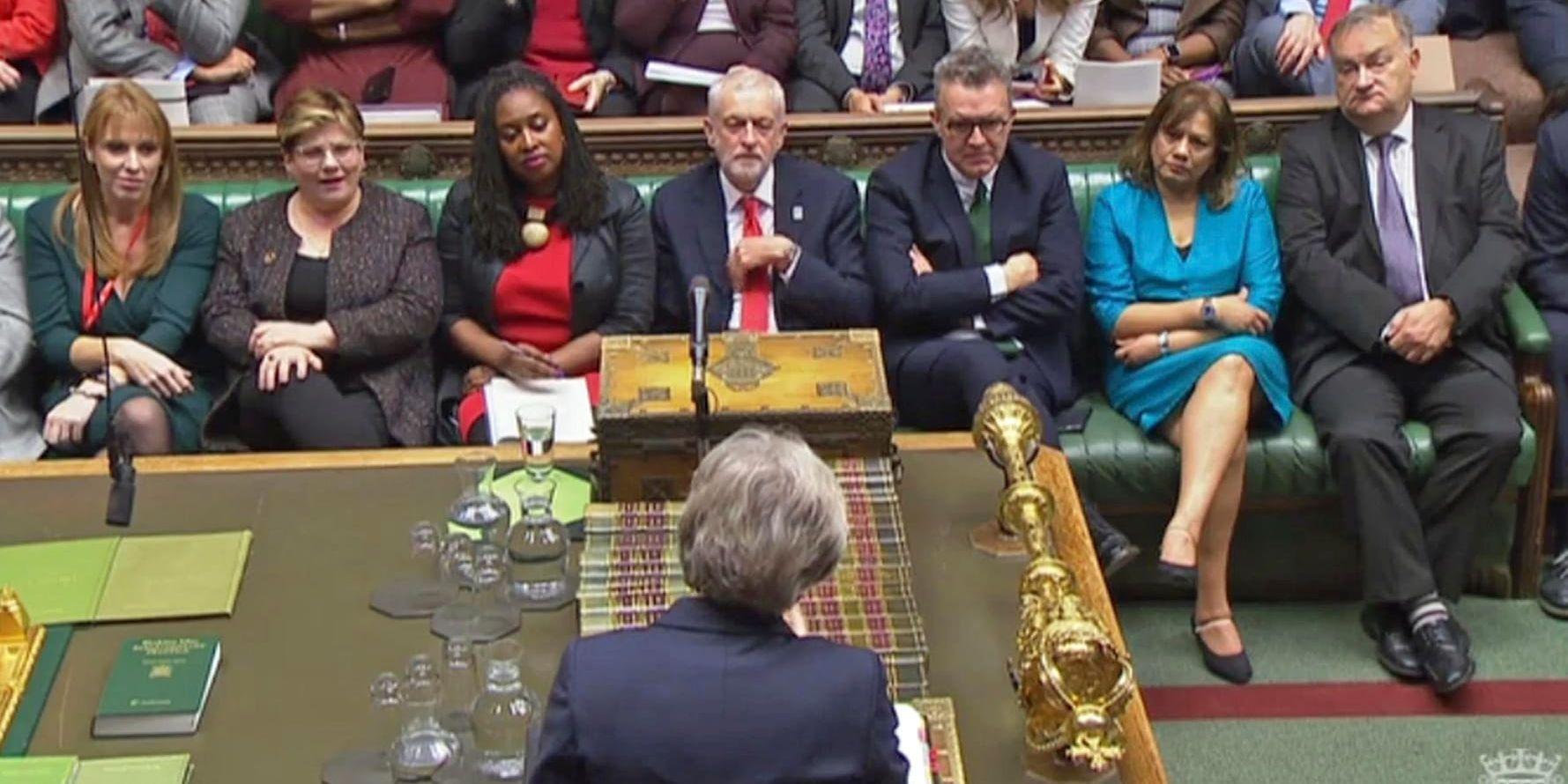 Premiärminister Theresa May i det brittiska parlamentet på torsdagen. På andra sidan bordet den brittiska oppositionen med Labourledaren Jeremy Corbyn i mitten.