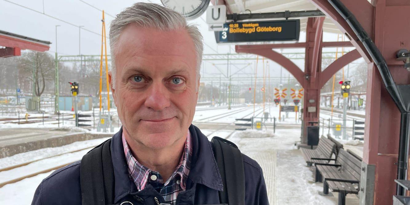 Anders Nilback bor i Göteborg men pluggar i Borås och var med på bussen som fick vända tillbaka. Nu hoppas han att tåget ska ta honom hem i stället.