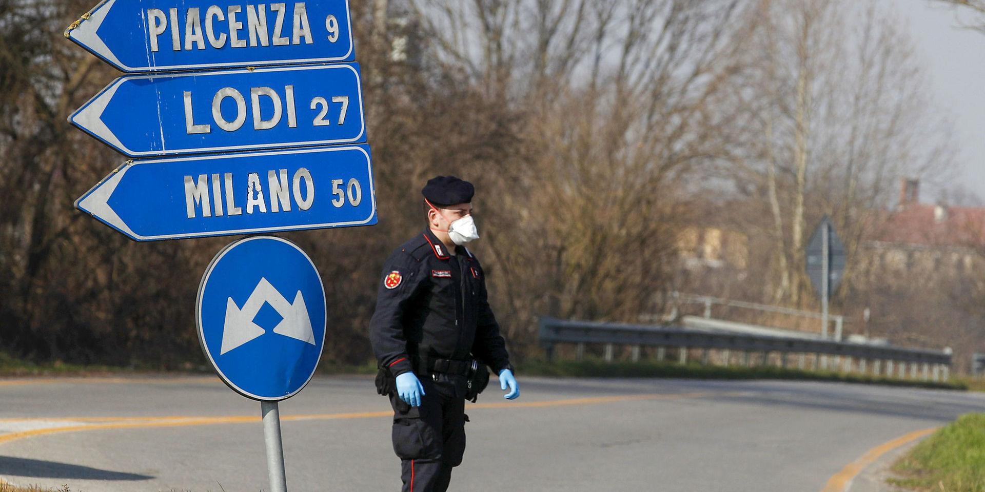 Poliser håller koll för att upprätthålla isoleringen av det isolerade området kring orten Codogno i Lombardiet.