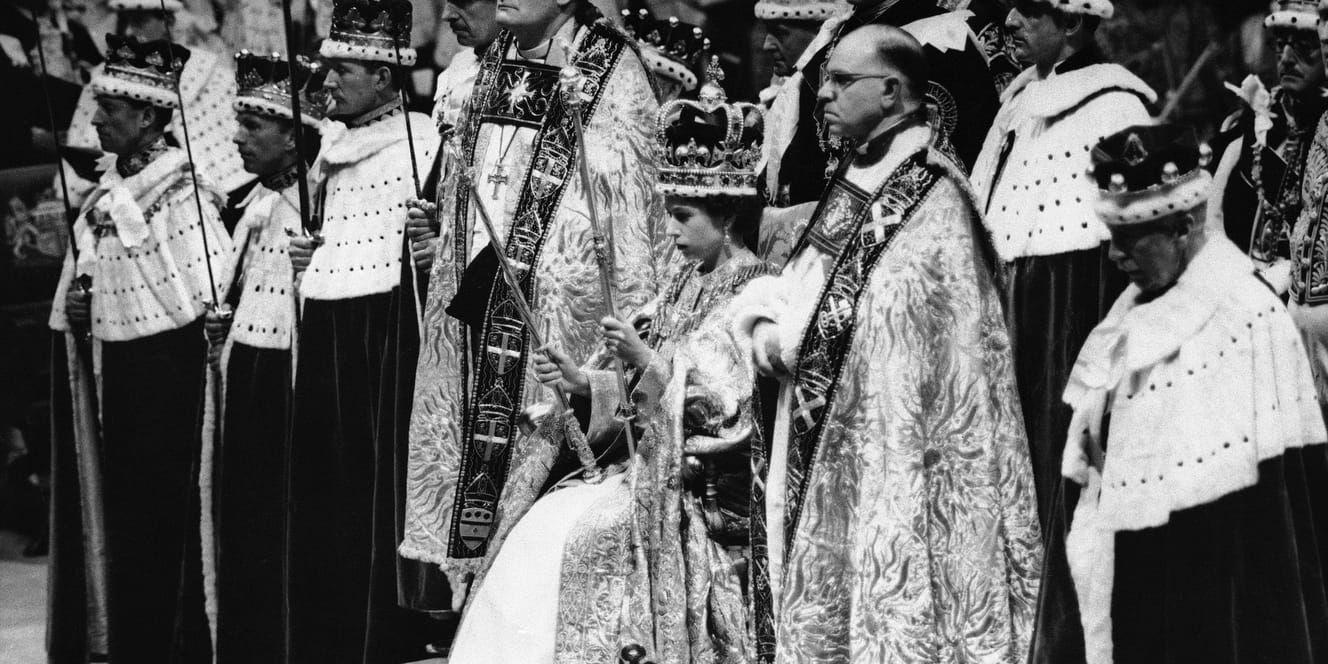 Drottning Elizabeth II bär Sankt Edvards krona i samband med kröningsceremonin den 2 juni 1953.