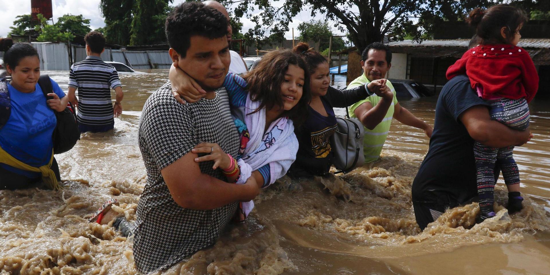 Människor flyr på översvämmade vägar i Nicaragua efter ovädret Eta för en vecka sedan.