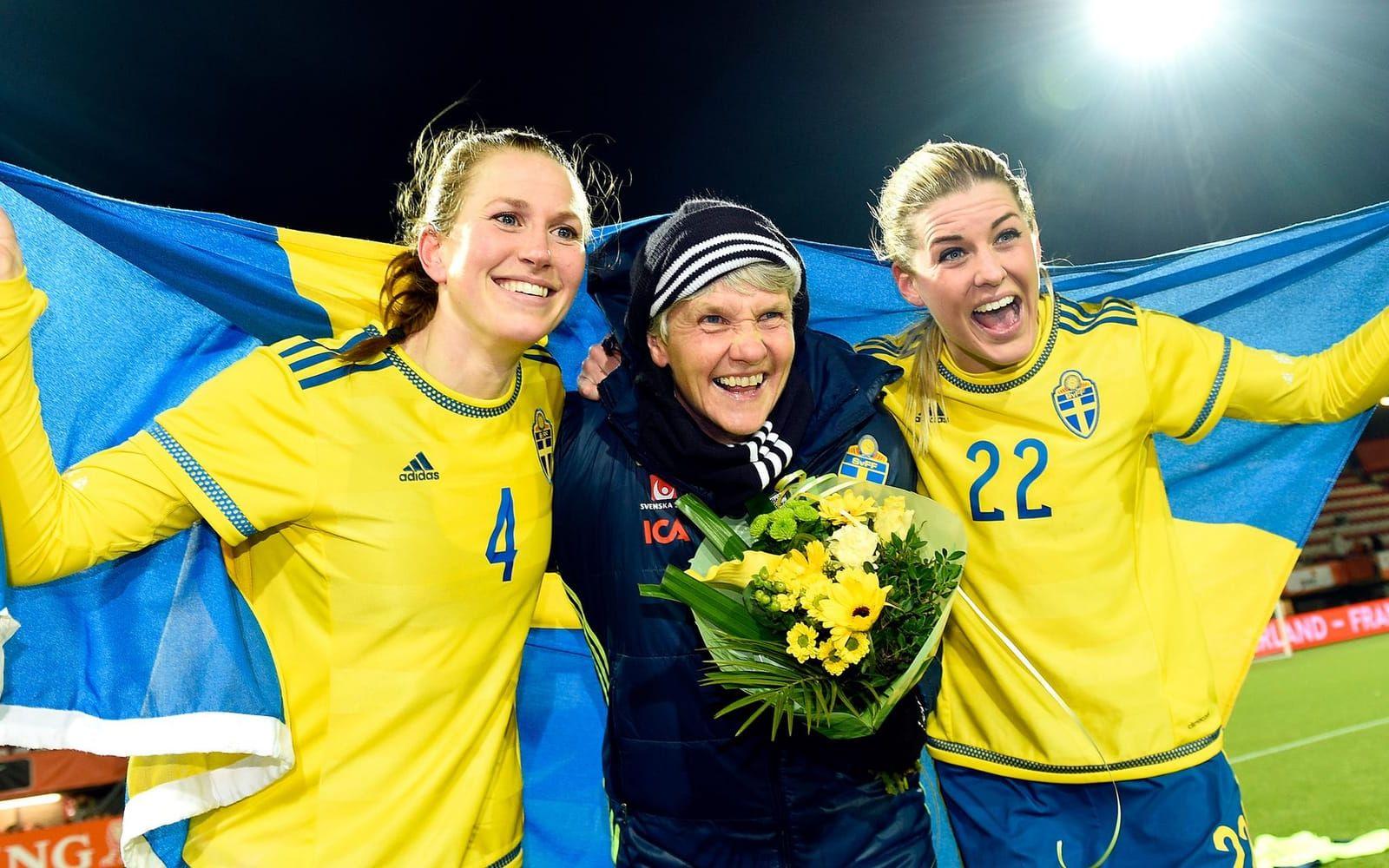9 mars 2016: Stort segerjubel sedan Sverige kvalificerat sig för OS i Rio. Under en intensiv vecka slår Sverige Schweiz och Norge och kryssar dramatiskt mot Nederländerna, vilket är tillräckligt för att Sundhage och kompani ska kunna boka flygbiljetterna till Brasilien. Foto: Bildbyrån