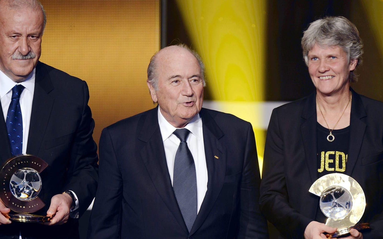 7 januari 2013: Pia Sundhage, flankerad av Vicente del Bosque och Sepp Blatter, belönas med priset för årets bästa damtränare på Fifas årliga gala i Zürich i Schweiz. Foto: TT