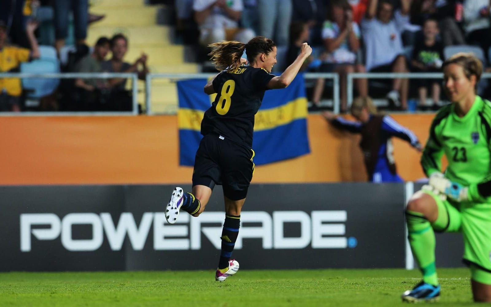 13 juli 2013: Lotta Schelin jublar efter sitt 4-0-mål mot Finland i EM. Sundhages lag inledde med 1-1 mot Danmark, avfärdade Finland med 5-0 och slog Italien med 3-1 i sista gruppspelsmatchen. Foto: TT