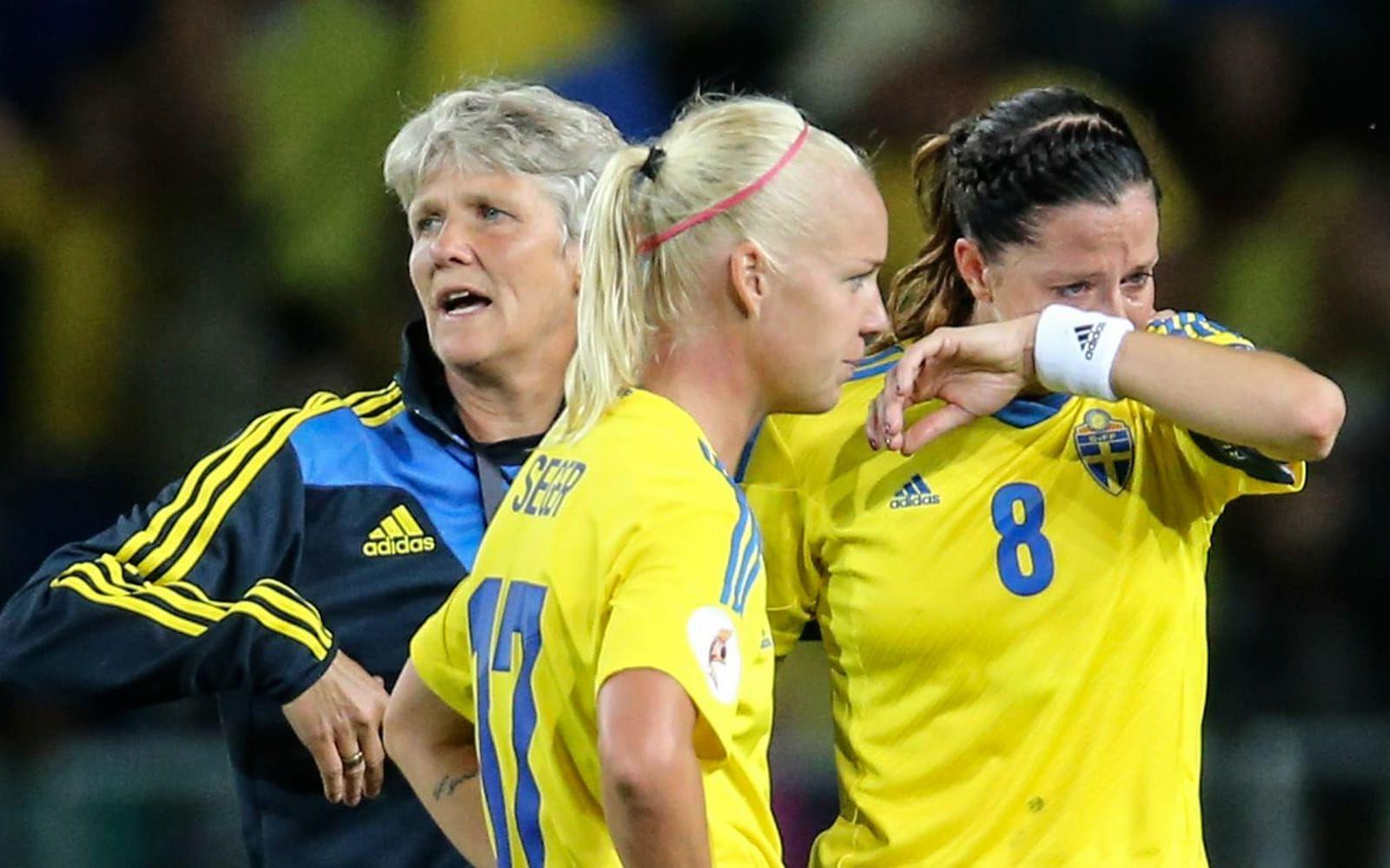 24 juli 2013: Förkrossade svenska spelare sedan Sverige förlorat på Gamla Ullevi mot Tyskland i i EM-semifinalen. Stämningen var på topp sedan man enkelt slagit Island med 4-0 i kvarten, men Tysklands 0-1-mål i 33 minuten fällde avgörandet i semin. Gulddrömmen gick upp i rök. Foto: TT