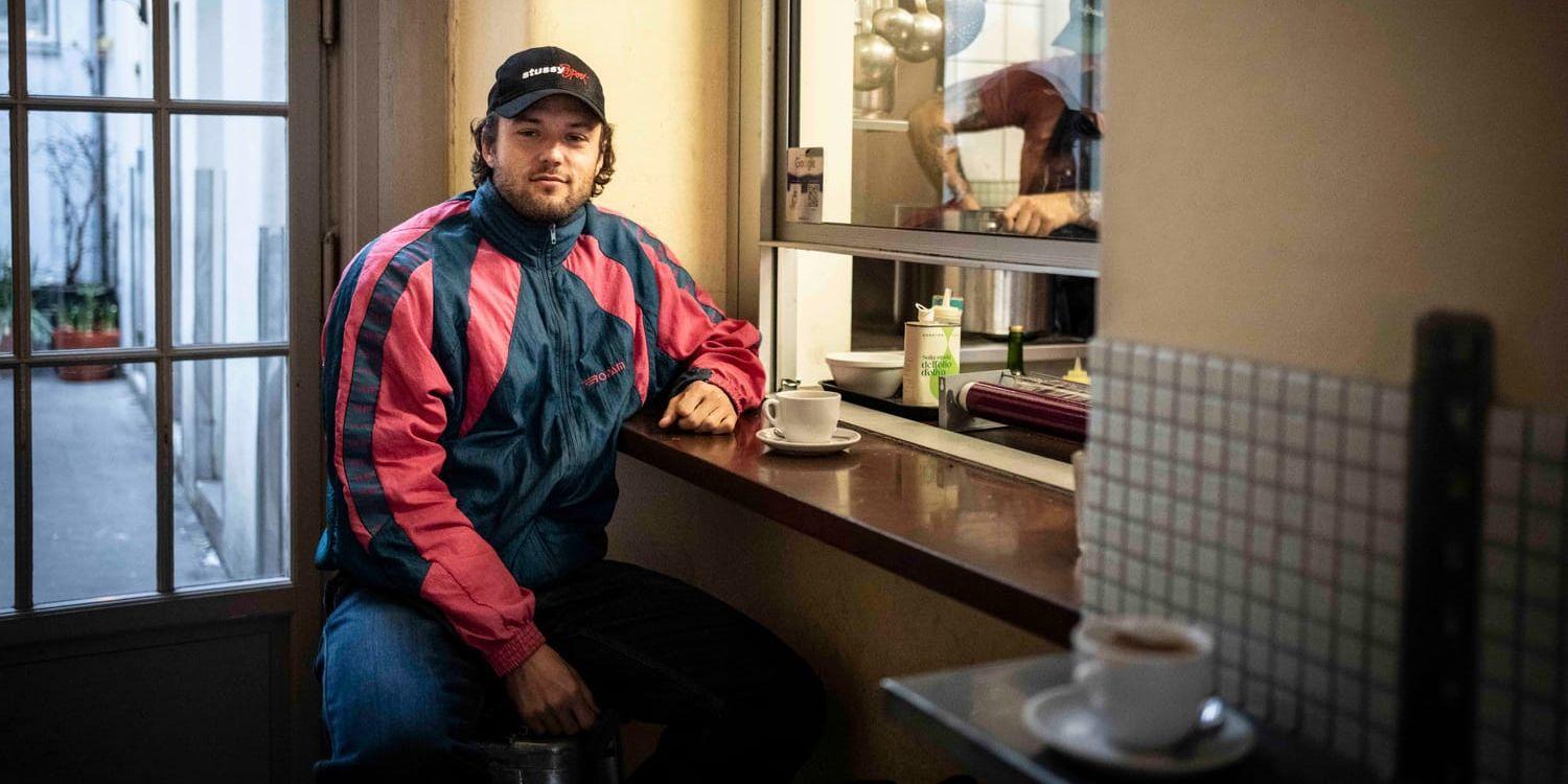 Kitt Walker Johansson sitter vid disken på en kaffebar.