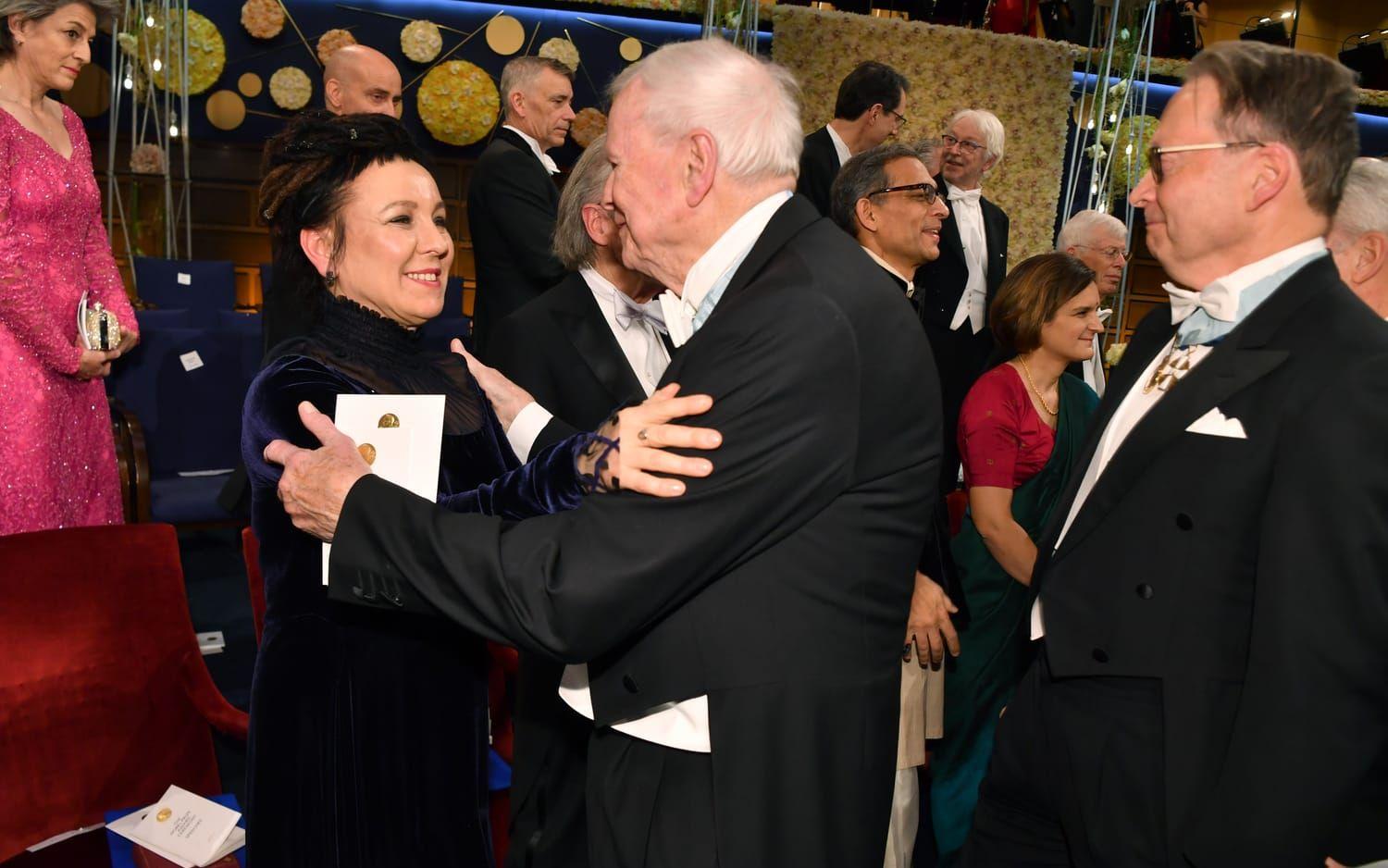 Nobelpristagaren Olga Tokarczuk gratuleras av Kjell Espmark och Horace Engdahl 2019.