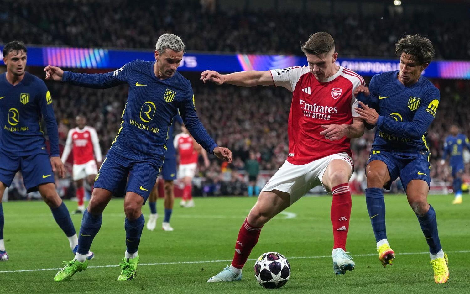 Viktor Gyökeres, mitten, i kamp om bollen mot Atlético Madrids Antoine Griezmann och Giuliano Simeone.
