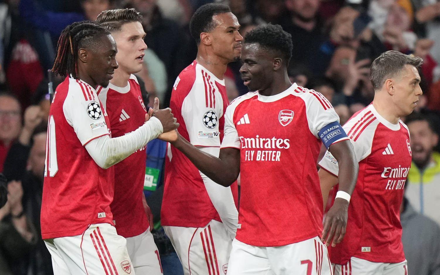 Arsenal jublar efter Bukayo Sakas avgörande mål mot Atlético Madrid. 