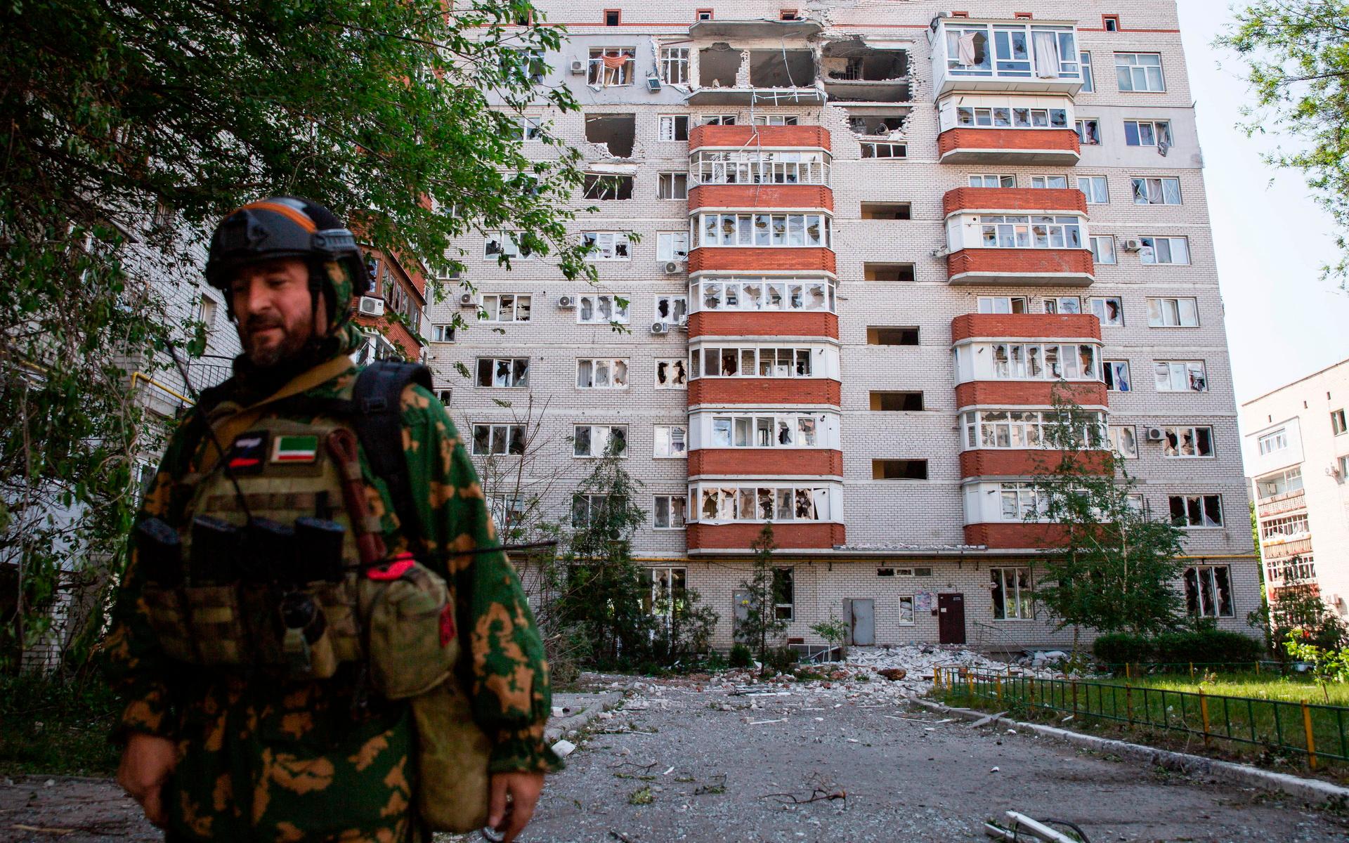 En rysk soldat går runt i staden Sievjerodonetsk. Staden riskerar nu att falla under rysk kontroll. 