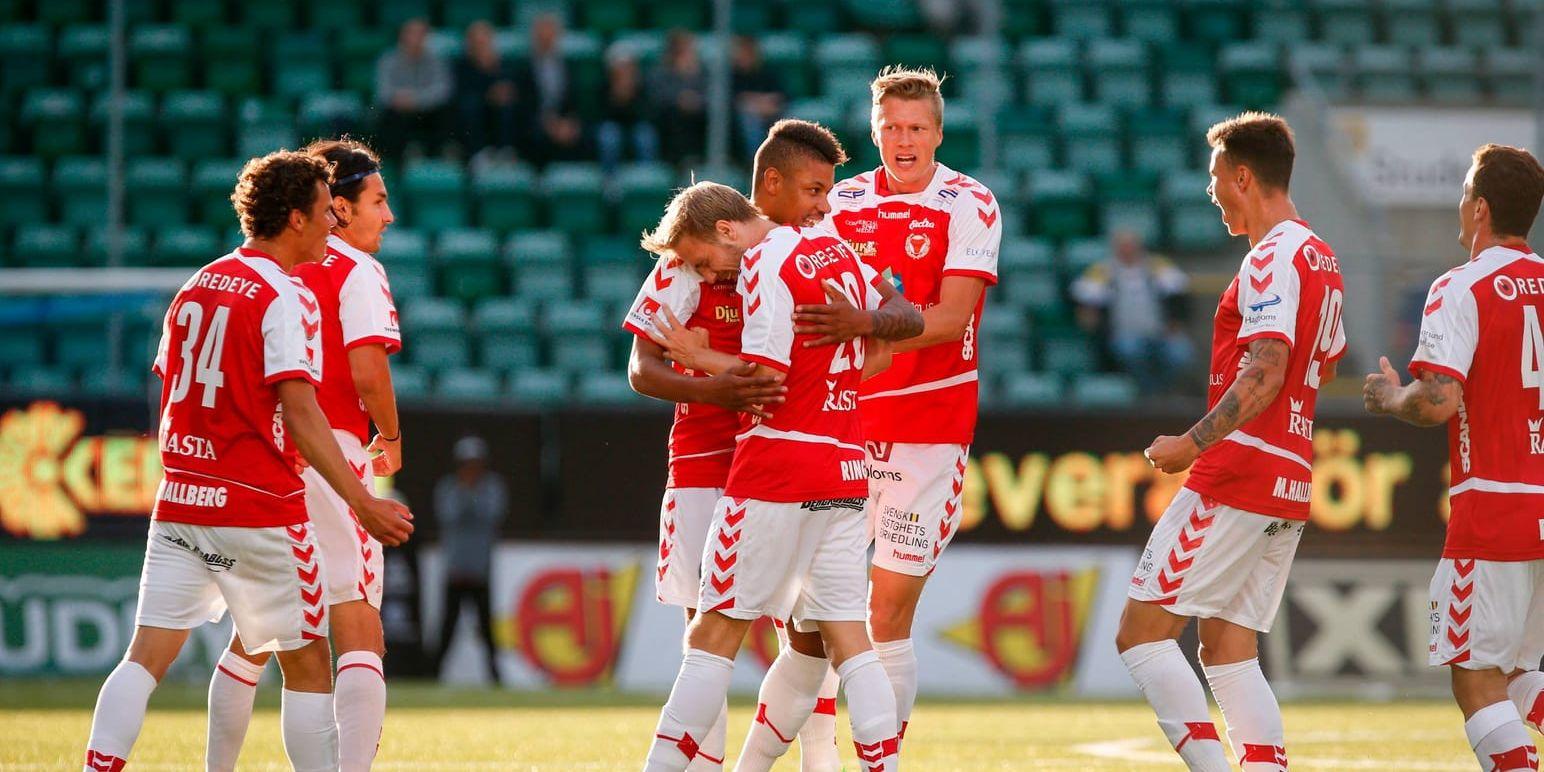 Kalmars Jonathan Ring (nr 28, mitten) klappas om efter sitt mål under måndagens fotbollsmatch i allsvenskan mellan GIF Sundsvall och Kalmar FF på Idrottsparken.