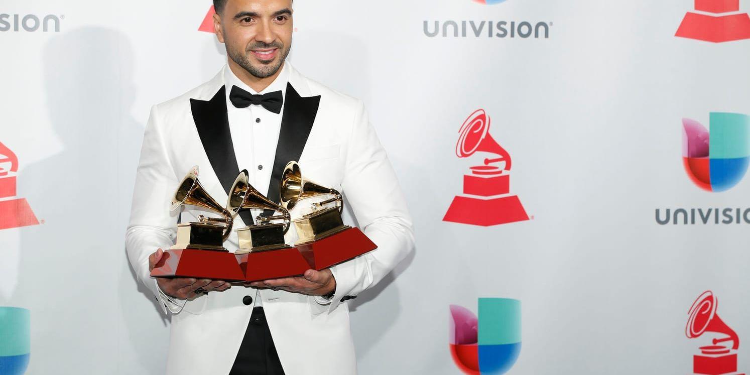 Luis Fonsi med tre av de fyra Latin Grammy-priser hans "Despacito" vann på galan.