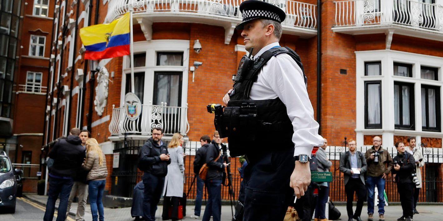 En polis går förbi ambassaden i London där Assange har bott i över fem och ett halvt år. Arkivbild.