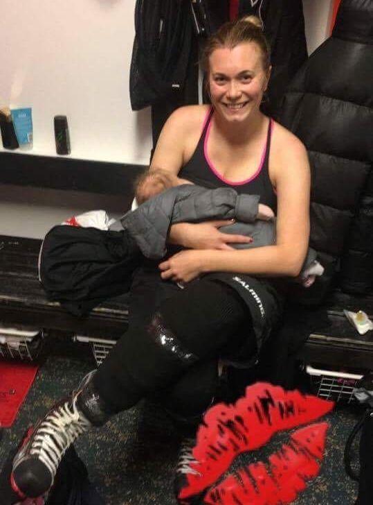 När Moa Eriksson bestämde sig för att komma tillbaka till hockeyn fick hennes tre månader gamla dotter hänga med till träningen. Foto: Privat