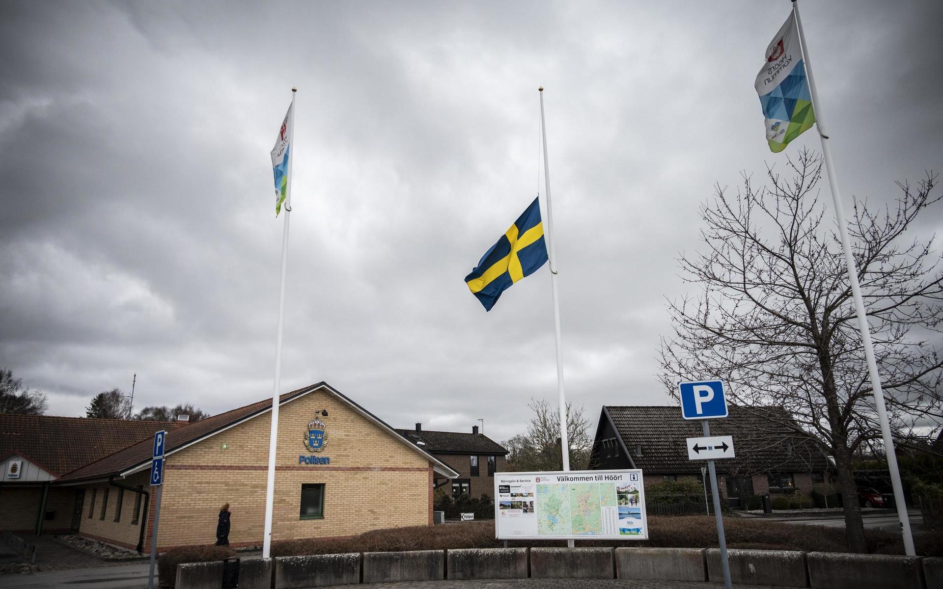 Flaggan på halv stång vid polishuset i Höör under torsdagen. Den 18-åriga flicka som varit försvunnen sedan tisdagen hittades under gårdagen död.