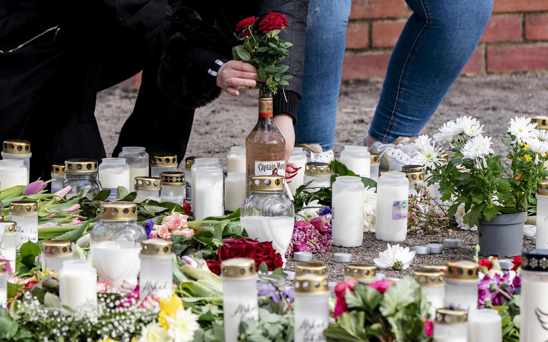 Blommor och ljus vid minnesplatsen vid Tjurasjön i centrala Höör under torsdagen. Den 18-åriga flicka som varit försvunnen sedan tisdagen hittades under gårdagen död.
