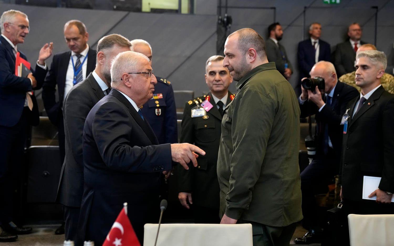 Turkiets försvarsminister Yasar Güler (till vänster) talar med Ukrainas nye försvarsminister Rustem Umjerov vid ett möte med Nato-Ukrainarådet i Bryssel i onsdags.