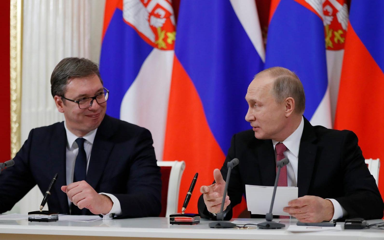 I december 2017 besökte Serbiens president Aleksandar Vucic Moskva och träffade Putin som skänkte serberna flera stridsflygplan. 