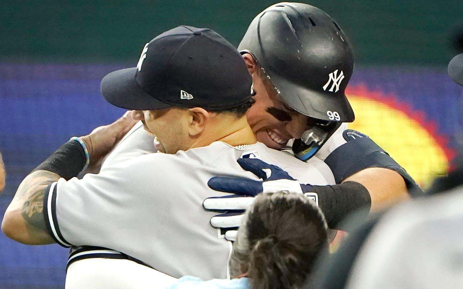 Aaron Judge kramar om en lagkamrat efter sin 62:a home run. 