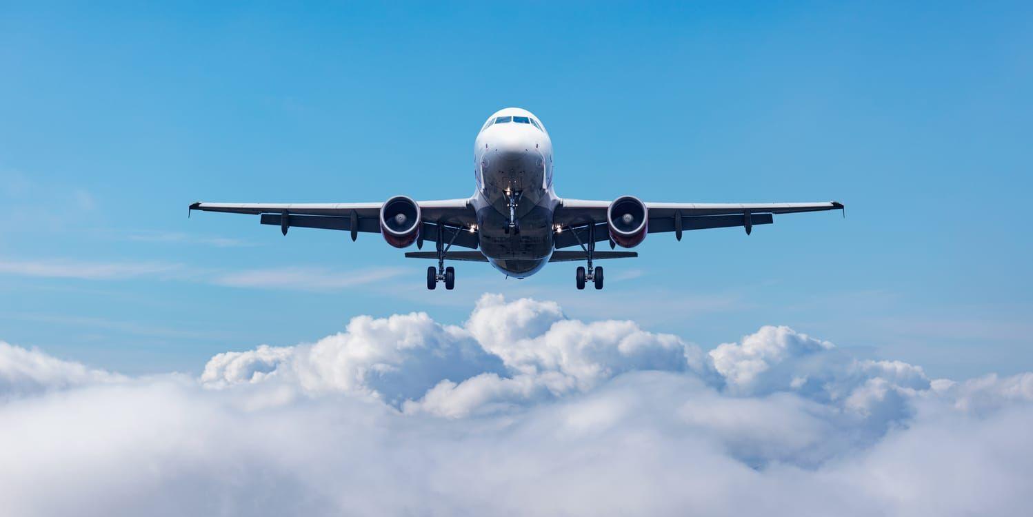 Ett flygplan bland molnen