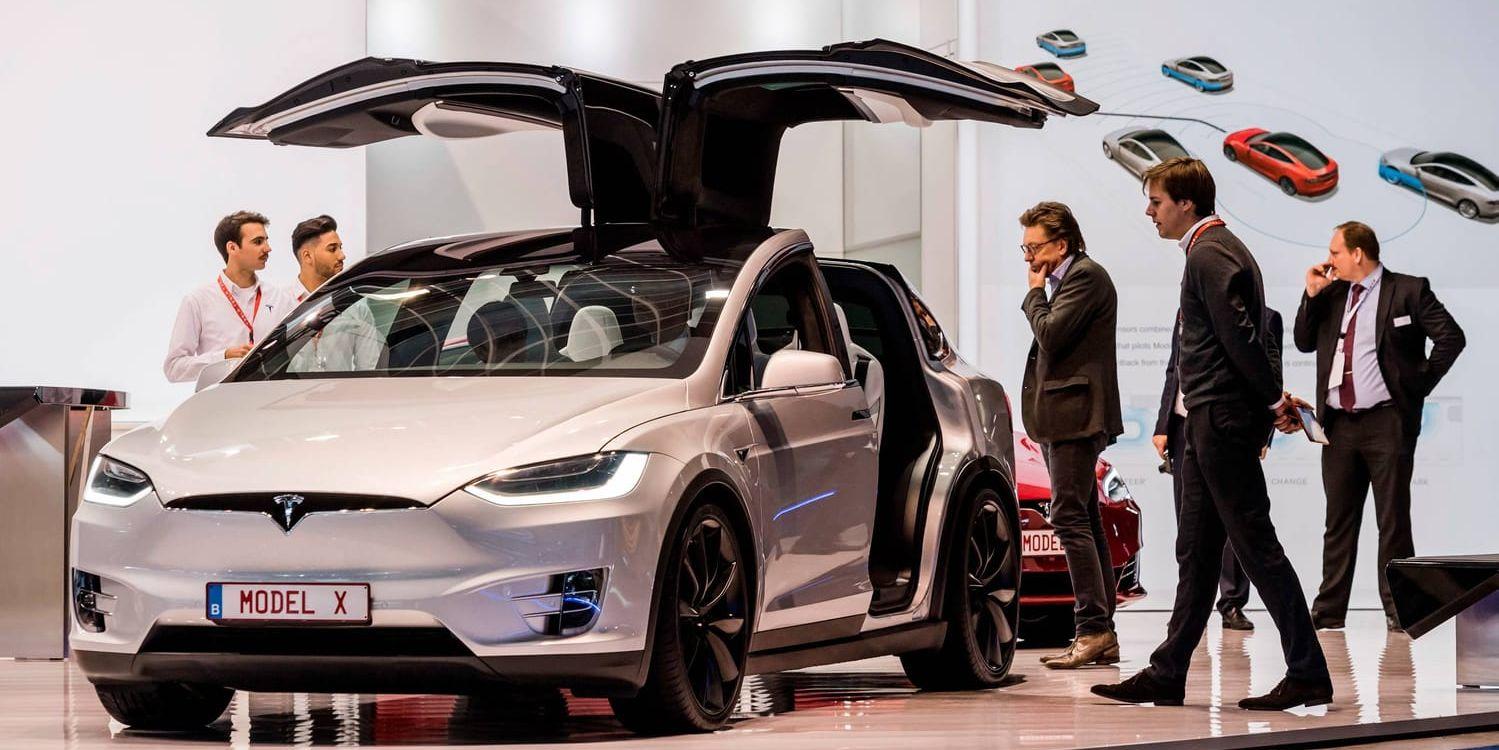 X, en av de Tesla-modeller som kan köra själva, på bilsalongen i Bryssel i förra veckan.