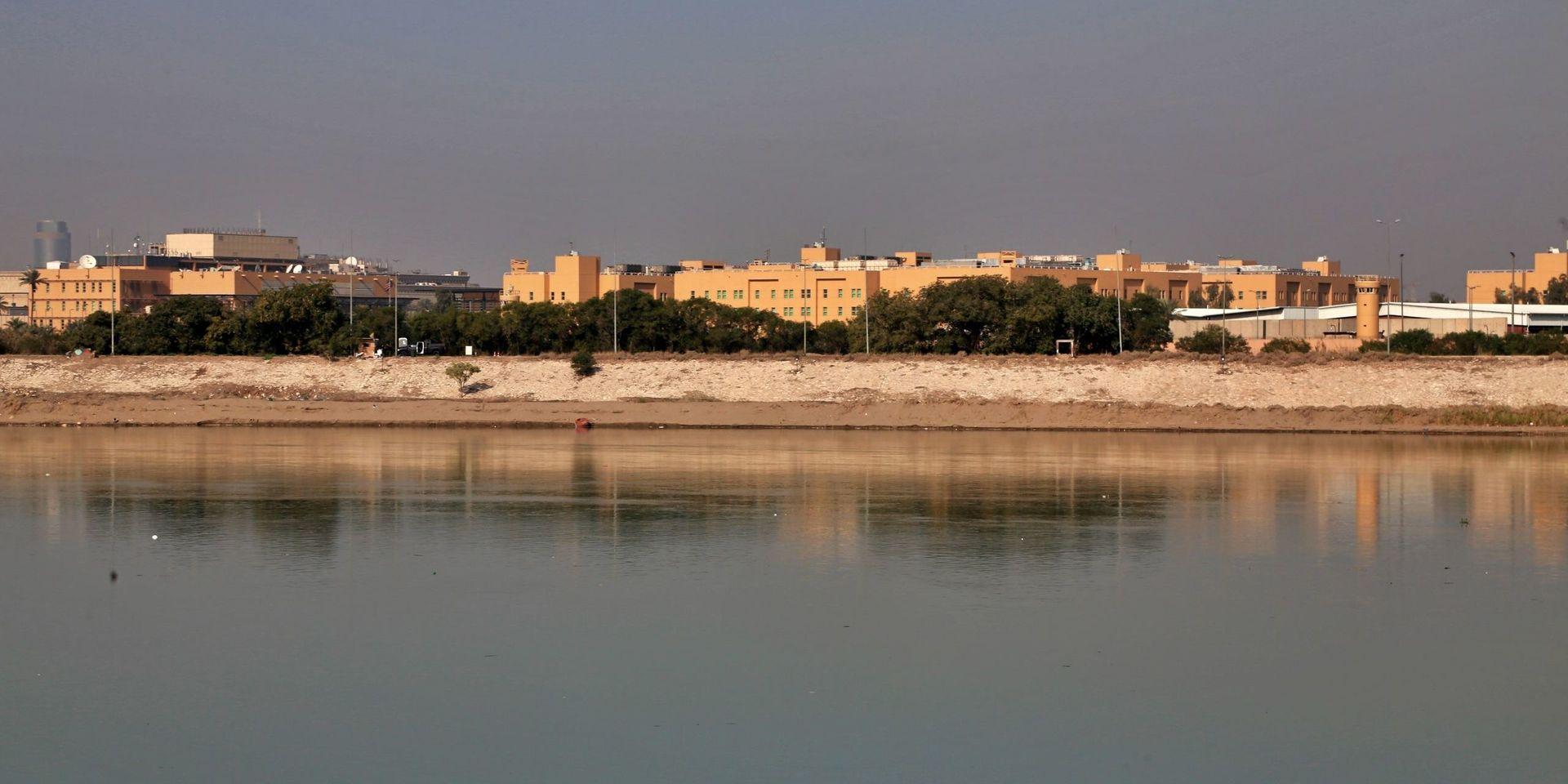 Raket ska ha träffat USA:s ambassad I Bagdad, som här syns på andra sidan av floden Tigris tidigare i januari. 