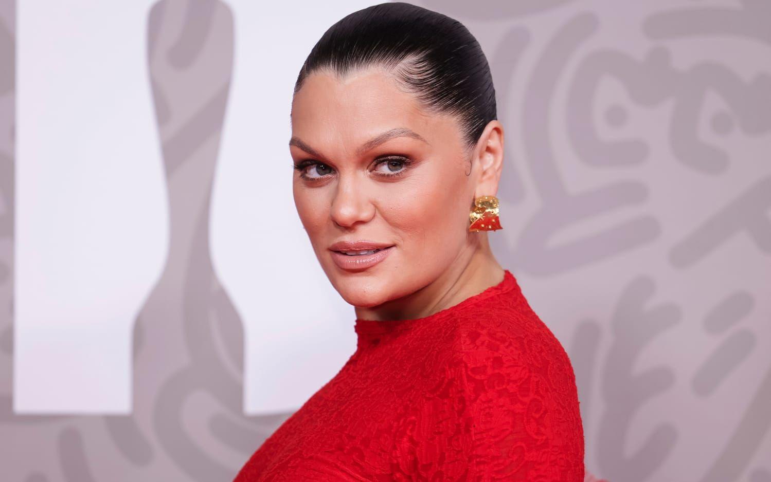 Jessie J i bakslickad frisyr och röd spetsklänning. 