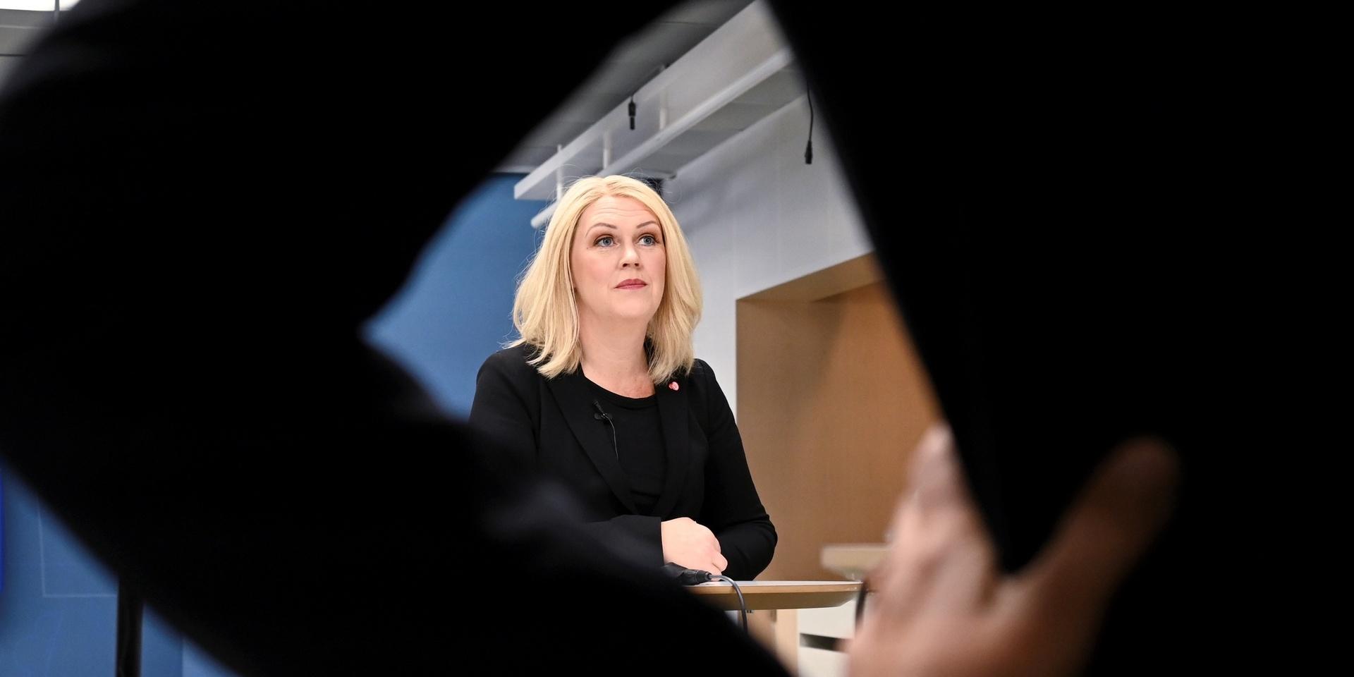 Socialminister Lena Hallengren (S) informerar om regeringens plan för att avveckla restriktionerna.